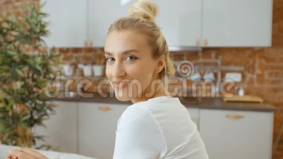一个漂亮女人在家对着照相机微笑的肖像视频的预览图