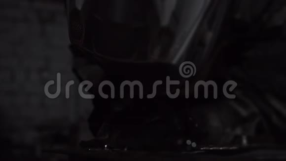锻造车间史密斯焊罩头盔的工人用电焊焊接一部分火花反映在视频的预览图