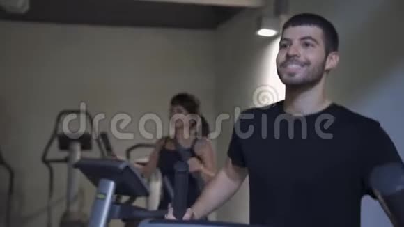 有魅力的年轻人在现代健身房锻炼视频的预览图