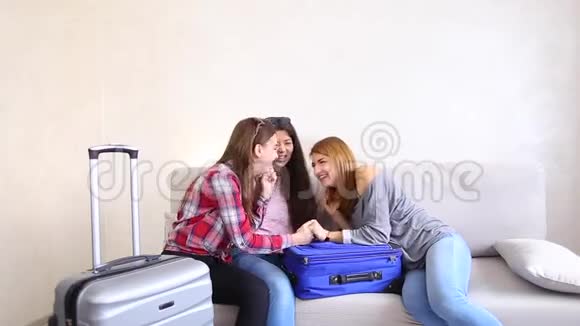 可爱的女孩去旅行准备手提箱在沙发上下午的房间视频的预览图