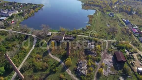 湖边的废弃建筑空中射击视频的预览图