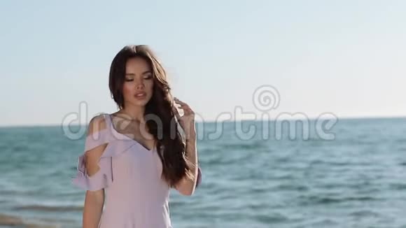 迷人的女孩正在海上享受暑假快乐的一天视频的预览图