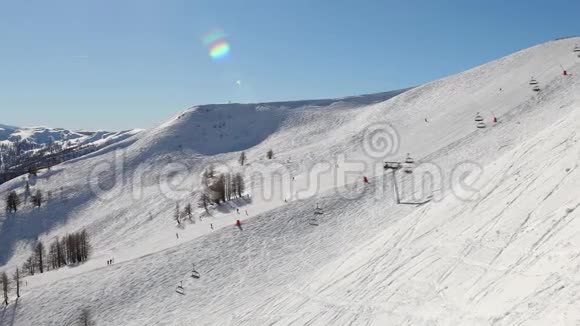 从山顶滑雪坡视频的预览图