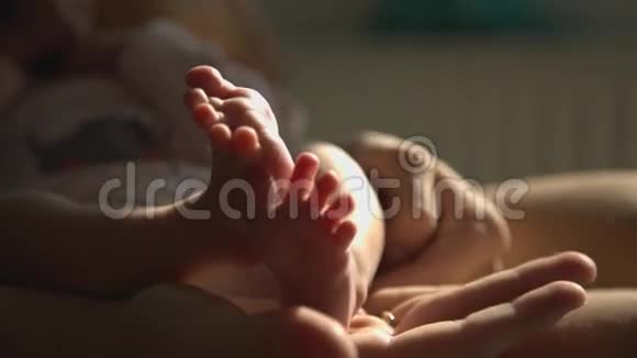 妈妈双手足底按摩新生宝宝视频的预览图