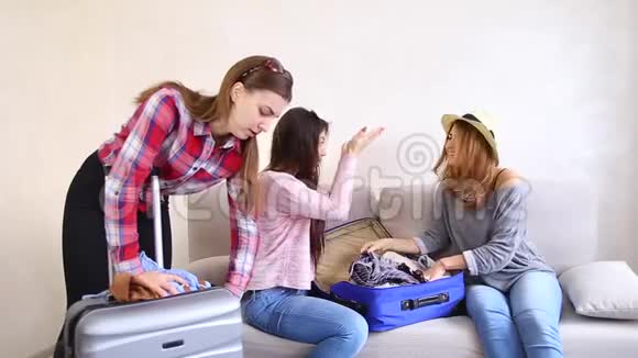 可爱的女孩去旅行准备手提箱在沙发上下午的房间视频的预览图