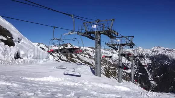 全景水平许多人开始在一个滑雪胜地的一个整洁的滑雪坡上滑雪太阳照耀着视频的预览图