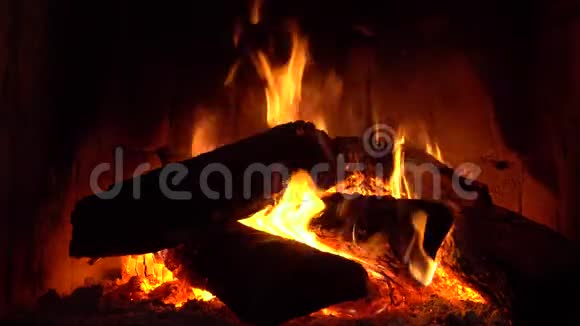 在家舒适的壁炉里燃烧木头保暖视频的预览图