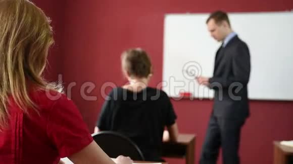 男老师在大学里讲课视频的预览图