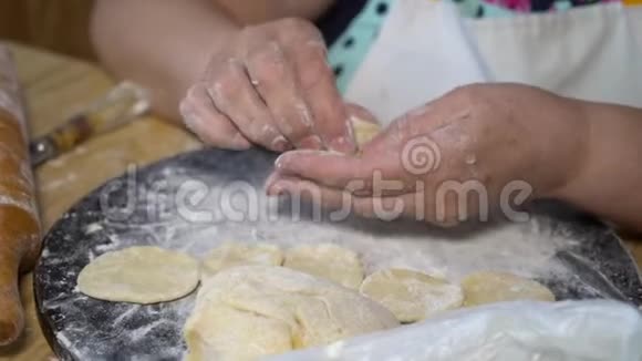 烹饪传统食物视频的预览图