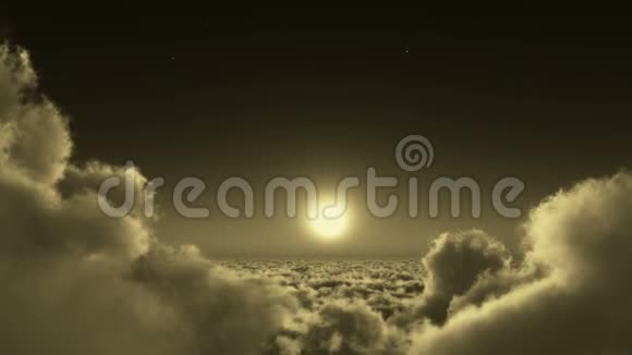 夜间飞行在云团月亮和天空高空外层空间视频的预览图