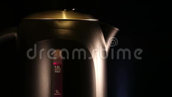 电热水壶被测水位红色沸腾标志视频的预览图
