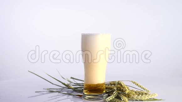 一杯啤酒倒在白色背景上视频的预览图