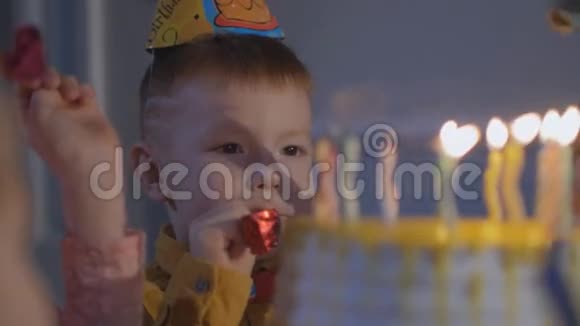 孩子们在生日聚会上快乐视频的预览图