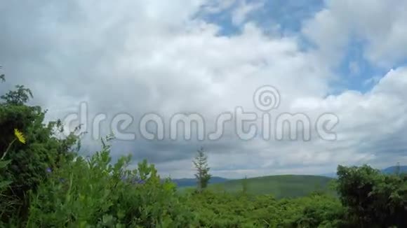 群山中多云的天空视频的预览图