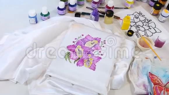 蜡染工艺艺术家在织物上作画蜡染工艺视频的预览图