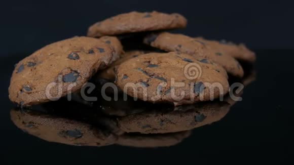 时尚黑色背景和镜面巧克力饼干视频的预览图