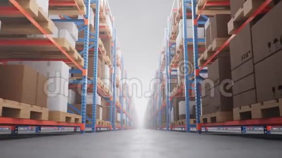 仓库内有纸板箱在托盘架物流中心巨大的现代化仓库仓库视频的预览图