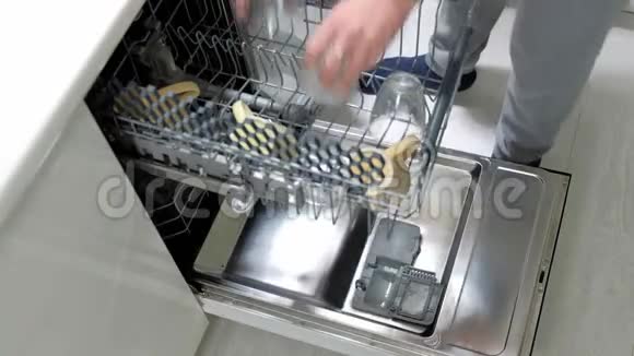 一个男人把脏盘子放进洗碗机视频的预览图