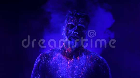 概念留胡子的人的肖像这个人是用紫外线粉画的视频的预览图
