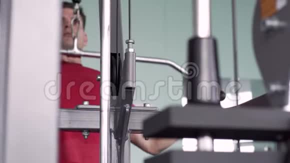 肌肉男在健身房训练得很刻苦视频的预览图