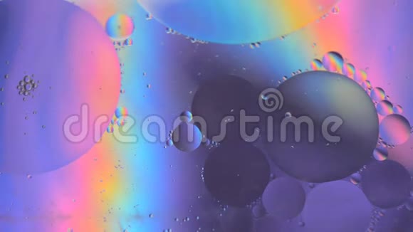 用油水和肥皂制成的浅蓝色抽象背景图片视频的预览图