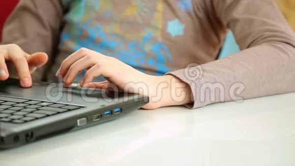 女孩在笔记本电脑键盘上打字视频的预览图