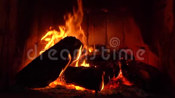 在家舒适的壁炉里燃烧木头保暖视频的预览图