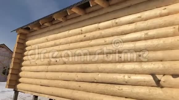 为结构装配准备原木木屋的材料木木木屋的干燥和组装视频的预览图