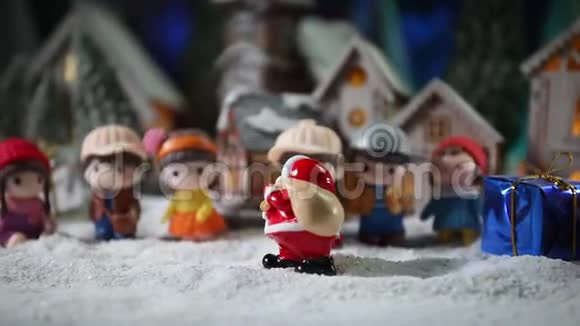 有道路和灯光的微型城市冬天晚上在雪地里装饰可爱的小房子创意假期概念视频的预览图
