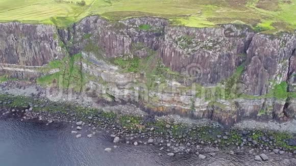 在著名的KiltRock瀑布Skye附近的悬崖峭壁上拍摄的戏剧性海岸线的电影航拍镜头视频的预览图