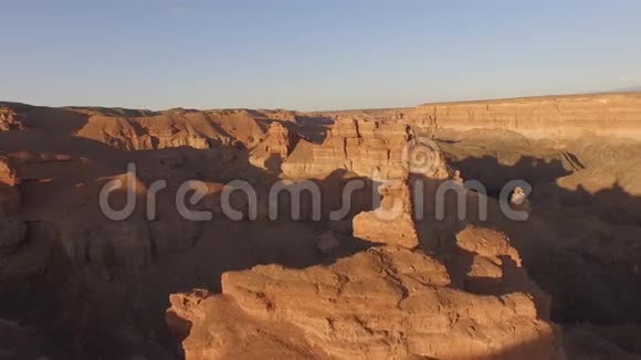 峡谷奇妙景观的俯视图视频的预览图