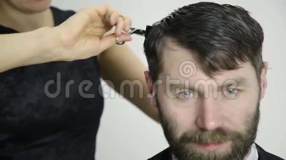 理发店理发理发师用剪刀剪男人视频的预览图
