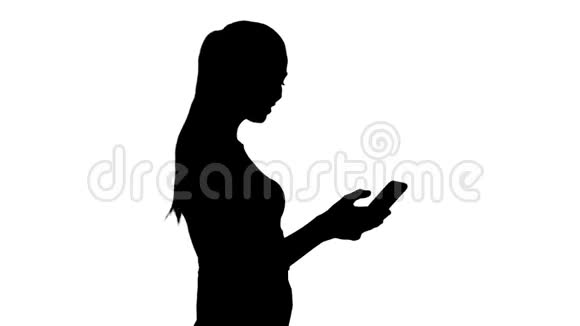 年轻的女人拿着购物袋走路用手机说话视频的预览图