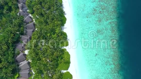 带无人驾驶的热带异国海岛的空中俯视图视频的预览图