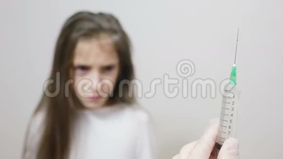 小女孩害怕拿着注射器的医生婴儿哭泣害怕注射视频的预览图