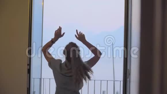 快乐的女人举起手跳舞视频的预览图