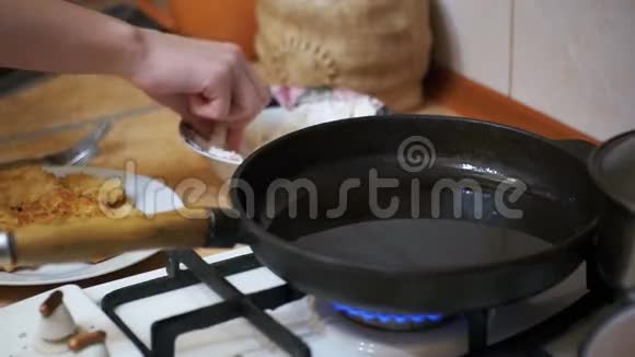 在家庭厨房的煎锅上煎肉慢动作视频的预览图
