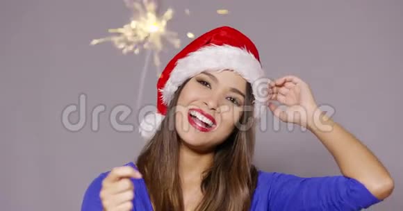 戴着圣诞帽的漂亮年轻女子视频的预览图