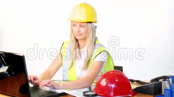 女建筑师在电话和使用笔记本电脑视频的预览图