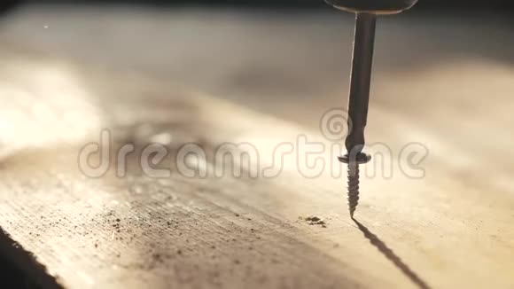 工人用螺丝刀拧紧螺丝螺丝起子拧在木板上细木工和生活方式视频的预览图
