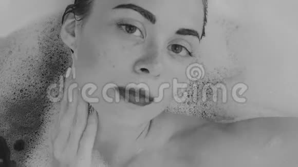 洗澡时女人的面部特写视频的预览图