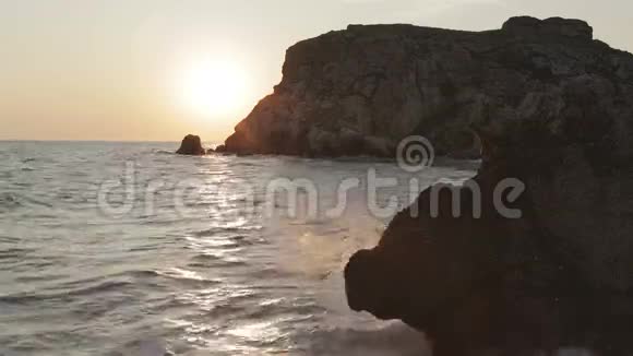 太阳升起在将军海滩上的阿佐夫海克里米亚的卡拉拉尔区域景观公园视频的预览图