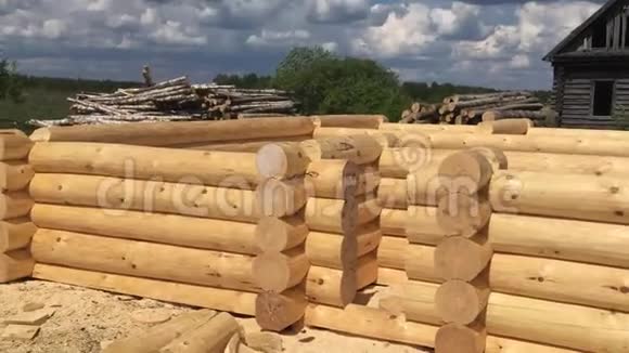 为结构装配准备原木木屋的材料木木木屋的干燥和组装视频的预览图