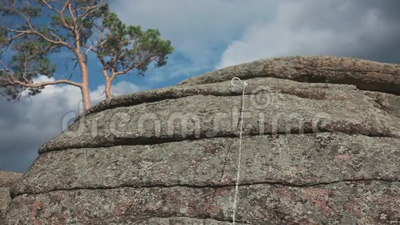 攀岩者在岩石上攀爬视频的预览图