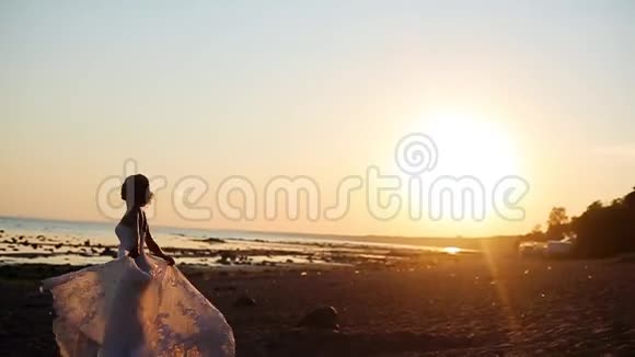 新娘在日落时散步视频的预览图