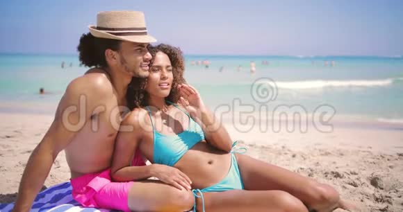 在海滩上休息的夫妇视频的预览图