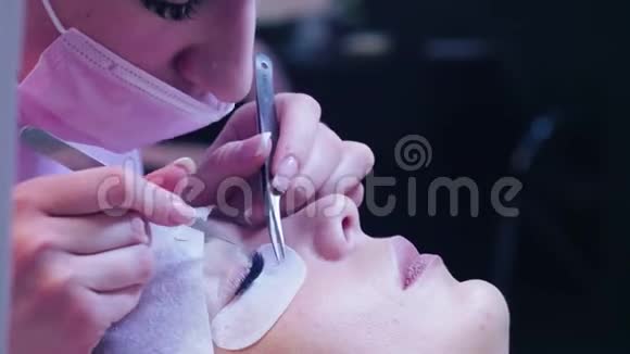 美容院的睫毛延长手术视频的预览图