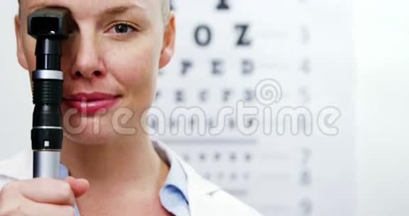 女性验光师手持检眼镜视频的预览图