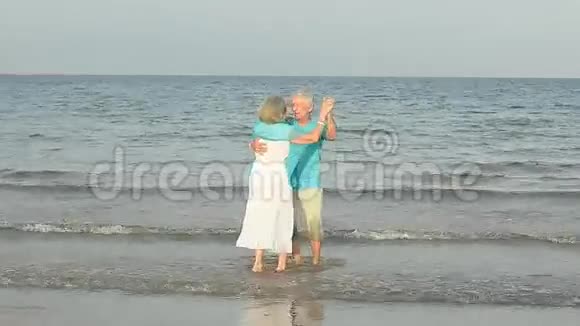 老夫妇在海滩上跳舞视频的预览图
