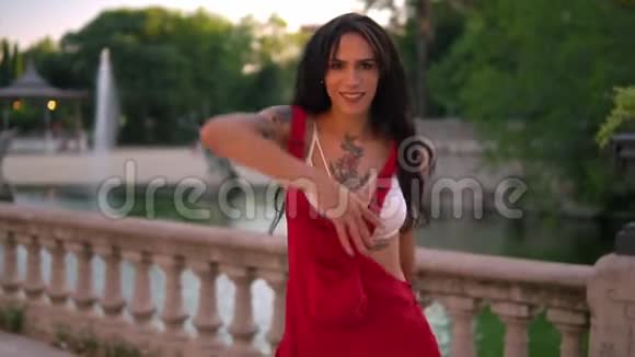 有纹身的男女士变性模特正在绿色公园跳舞视频的预览图
